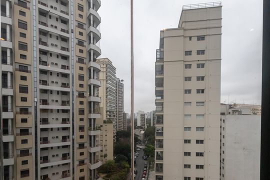 Compra apartamento mobiliado no Itaim Bibi, 2 quartos, piscina no condomínio. — Sala