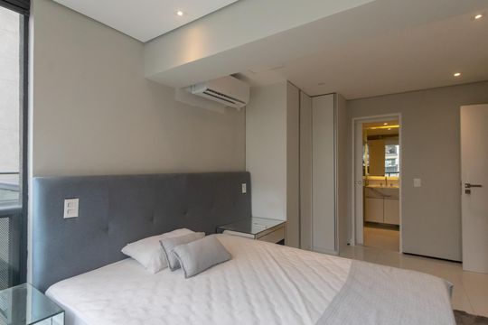 Compra apartamento mobiliado no Itaim Bibi, 2 quartos, piscina no condomínio. — Suíte 1