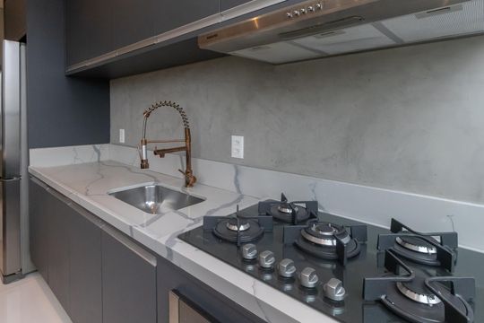 Compra apartamento mobiliado no Itaim Bibi, 2 quartos, piscina no condomínio. — Cozinha 
