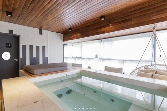 Compra apartamento mobiliado no Itaim Bibi, 2 quartos, piscina no condomínio. — Área comum