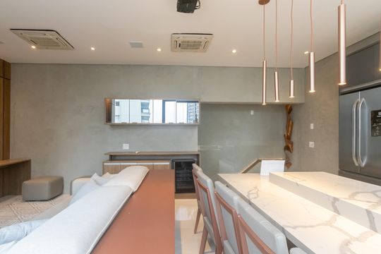 Compra apartamento mobiliado no Itaim Bibi, 2 quartos, piscina no condomínio. — Sala