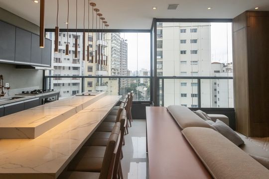 Compra apartamento mobiliado no Itaim Bibi, 2 quartos, piscina no condomínio. — Sala