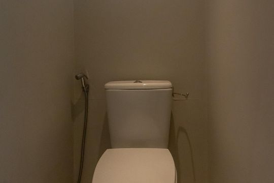 Compra apartamento mobiliado no Itaim Bibi, 2 quartos, piscina no condomínio. — Banheiro da Suíte 2