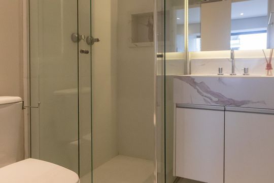 Compra apartamento mobiliado no Itaim Bibi, 2 quartos, piscina no condomínio. — Banheiro da Suíte 1