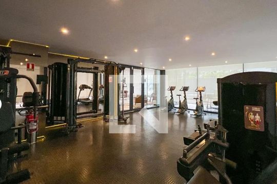 Compra apartamento mobiliado no Itaim Bibi, 2 quartos, piscina no condomínio. — Área comum
