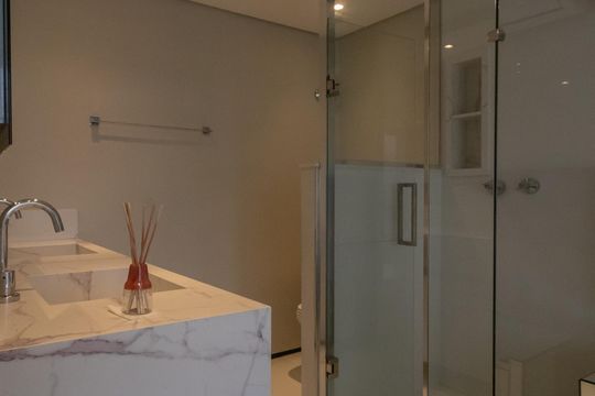 Compra apartamento mobiliado no Itaim Bibi, 2 quartos, piscina no condomínio. — Banheiro da Suíte 2