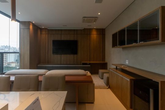 Compra apartamento mobiliado no Itaim Bibi, 2 quartos, piscina no condomínio. — Sala