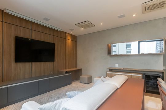 Compra apartamento mobiliado no Itaim Bibi, 2 quartos, piscina no condomínio. — Sala