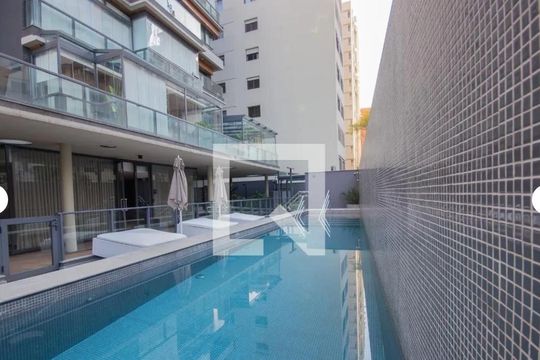 Compra apartamento mobiliado no Itaim Bibi, 2 quartos, piscina no condomínio. — Área comum