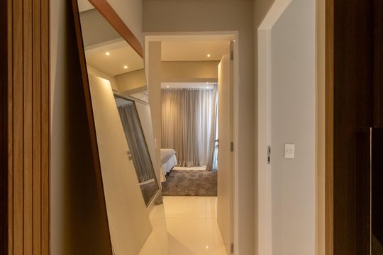 Compra apartamento mobiliado no Itaim Bibi, 2 quartos, piscina no condomínio. — Corredor