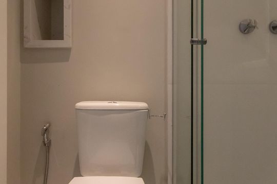 Compra apartamento mobiliado no Itaim Bibi, 2 quartos, piscina no condomínio. — Banheiro da Suíte 1