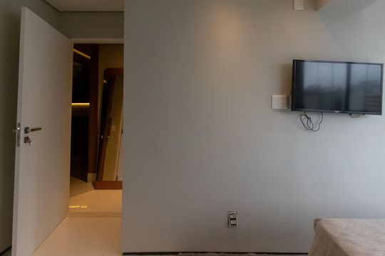 Compra apartamento mobiliado no Itaim Bibi, 2 quartos, piscina no condomínio. — Suíte 1