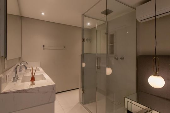 Compra apartamento mobiliado no Itaim Bibi, 2 quartos, piscina no condomínio. — Banheiro da Suíte 2