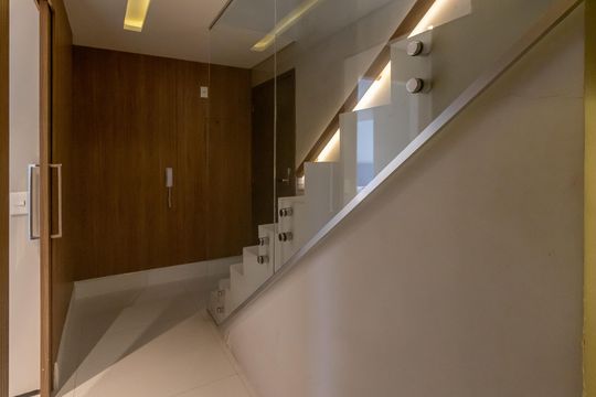 Compra apartamento mobiliado no Itaim Bibi, 2 quartos, piscina no condomínio. — Área de Serviço