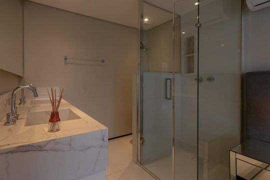 Compra apartamento mobiliado no Itaim Bibi, 2 quartos, piscina no condomínio. — Banheiro da Suíte 2