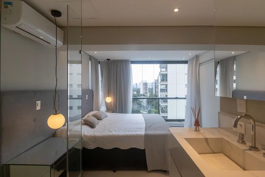 Compra apartamento mobiliado no Itaim Bibi, 2 quartos, piscina no condomínio. — Banheiro da Suíte 2