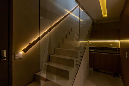 Compra apartamento mobiliado no Itaim Bibi, 2 quartos, piscina no condomínio. — Área de Serviço