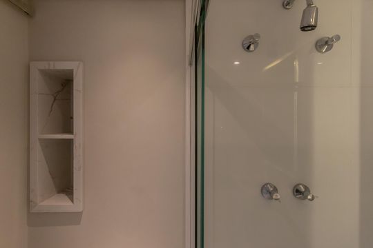 Compra apartamento mobiliado no Itaim Bibi, 2 quartos, piscina no condomínio. — Banheiro da Suíte 1