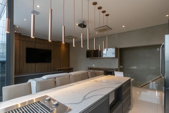 Compra apartamento mobiliado no Itaim Bibi, 2 quartos, piscina no condomínio. — Cozinha 
