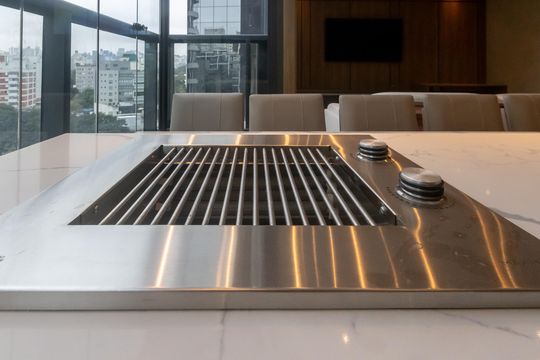 Compra apartamento mobiliado no Itaim Bibi, 2 quartos, piscina no condomínio. — Cozinha 