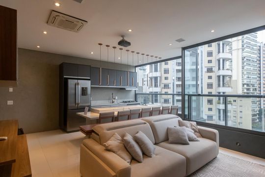 Compra apartamento mobiliado no Itaim Bibi, 2 quartos, piscina no condomínio. — Sala
