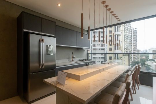 Compra apartamento mobiliado no Itaim Bibi, 2 quartos, piscina no condomínio. — Cozinha
