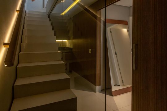 Compra apartamento mobiliado no Itaim Bibi, 2 quartos, piscina no condomínio. — Escada