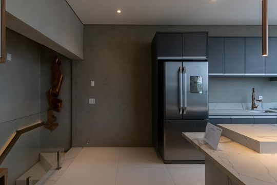 Compra apartamento mobiliado no Itaim Bibi, 2 quartos, piscina no condomínio. — Cozinha 