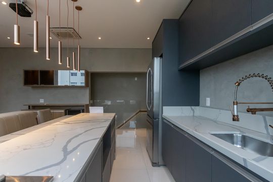 Compra apartamento mobiliado no Itaim Bibi, 2 quartos, piscina no condomínio. — Cozinha 