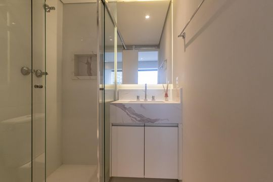 Compra apartamento mobiliado no Itaim Bibi, 2 quartos, piscina no condomínio. — Banheiro da Suíte 1