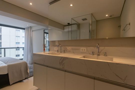 Compra apartamento mobiliado no Itaim Bibi, 2 quartos, piscina no condomínio. — Banheiro da Suíte 2
