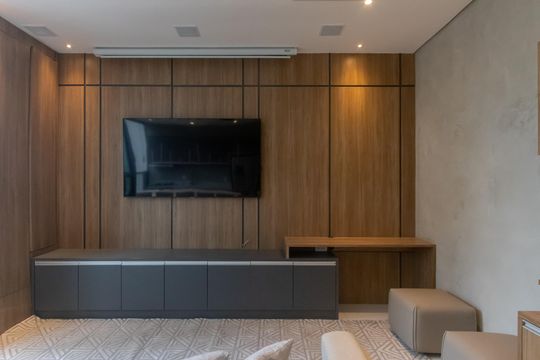 Compra apartamento mobiliado no Itaim Bibi, 2 quartos, piscina no condomínio. — Sala