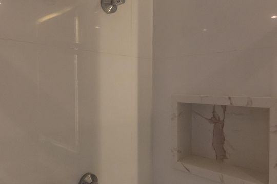 Compra apartamento mobiliado no Itaim Bibi, 2 quartos, piscina no condomínio. — Banheiro da Suíte 1