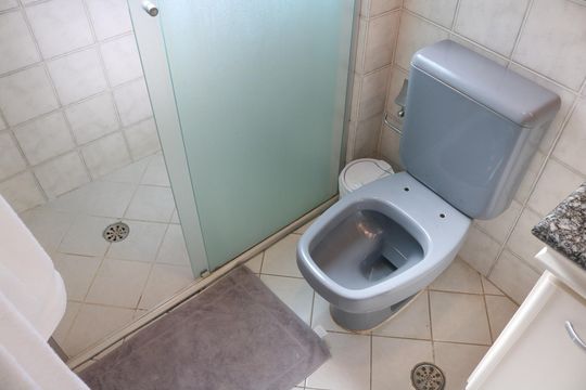 Venda: apartamento com 3 quartos, varanda e aceita pets. — Banheiro 2