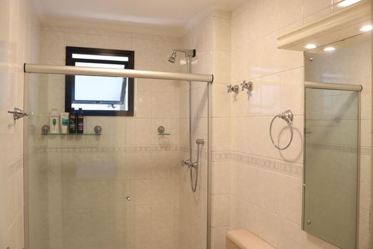 Venda: apartamento com 3 quartos, varanda e aceita pets. — Banheiro 1