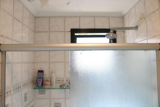 Venda: apartamento com 3 quartos, varanda e aceita pets. — Banheiro 2