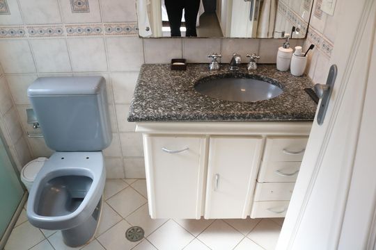 Venda: apartamento com 3 quartos, varanda e aceita pets. — Banheiro 2