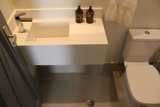 Venda: apartamento com 3 quartos, varanda e aceita pets. — Lavabo
