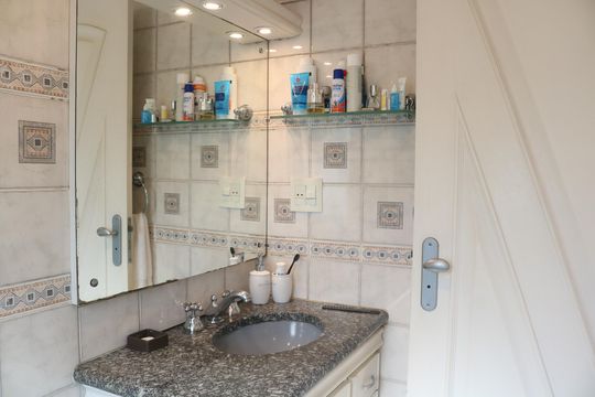 Venda: apartamento com 3 quartos, varanda e aceita pets. — Banheiro 2