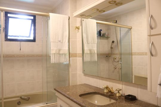 Venda: apartamento com 3 quartos, varanda e aceita pets. — Banheiro 3