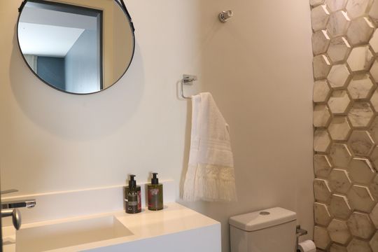 Venda: apartamento com 3 quartos, varanda e aceita pets. — Lavabo