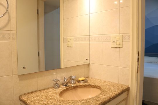 Venda: apartamento com 3 quartos, varanda e aceita pets. — Banheiro 1