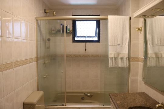 Venda: apartamento com 3 quartos, varanda e aceita pets. — Banheiro 3
