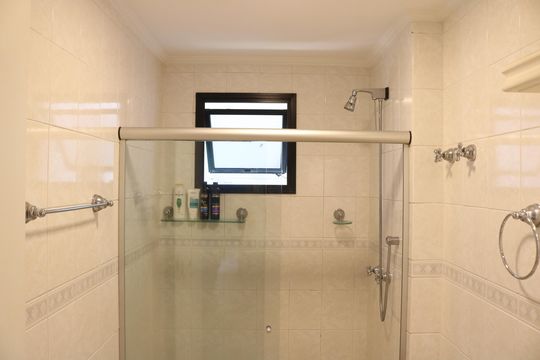 Venda: apartamento com 3 quartos, varanda e aceita pets. — Banheiro 1