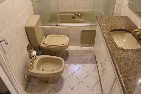 Venda: apartamento com 3 quartos, varanda e aceita pets. — Banheiro 3