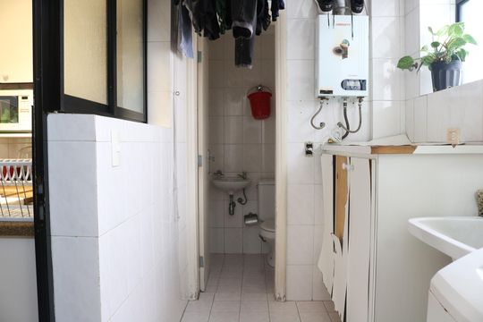 Venda: apartamento com 3 quartos, varanda e aceita pets. — Área de Serviço