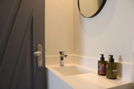 Venda: apartamento com 3 quartos, varanda e aceita pets. — Lavabo