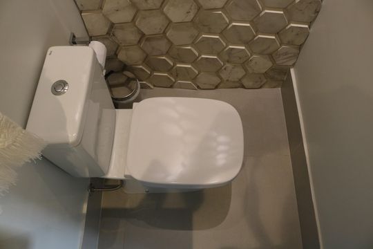 Venda: apartamento com 3 quartos, varanda e aceita pets. — Lavabo