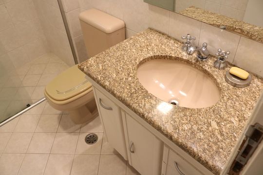 Venda: apartamento com 3 quartos, varanda e aceita pets. — Banheiro 1