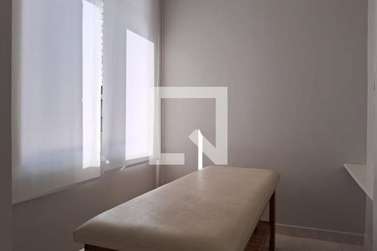 Comprar apartamento mobiliado com 3 quartos, closet e animais permitidos. — Spa